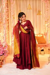 Hermoso vestido de boda y Dupatta con trabajo de bordado - Product Image 3