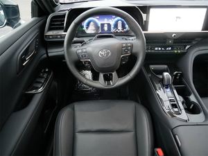 2024 para Crown Platinum AWD Sedan con dirección izquierda Asientos de cuero Neumáticos R18 Transmisión semiautomática Techo solar - Product Image 2