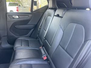 2019 pour Volvo XC40 T5 Momentum AWD utilisé avec prêt à expédier sièges en cuir intérieur foncé à direction gauche R18 taille des pneus Turbo moteur - Product Image 4