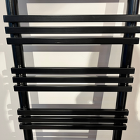 Radiateur de serviettes en échelle autoportant avec échelons plats en acier noir mat Design minimaliste moderne pour un chauffage et un stockage efficaces