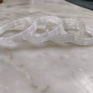 สร้อยข้อมือคริสตัลเพชรเทียมทรงพีระมิดคลาสสิกเครื่องประดับหินบำบัดอารมณ์เชิงบวกของขวัญสำหรับทุกเพศ - Product Image 1