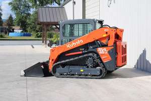 Minicargadora Kubota SVL65-2 con orugas de goma, capacidad operativa nominal de 2300 lb, equipo de construcción en venta - Product Image 3