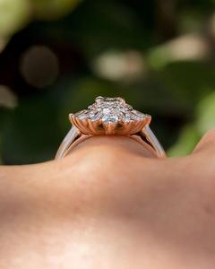 Anillo de compromiso de lujo con halo floral de diamantes cultivados en laboratorio de 3.0 quilates, oro macizo de 14K, corte marquesa y diseño de rayos de sol. - Product Image 2