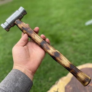 Martillo de Acero de Damasco Hecho a Mano con Mango de Madera y Estuche de Cuero Profesional de 16 oz Personalizable para Bricolaje y OEM - Product Image 1
