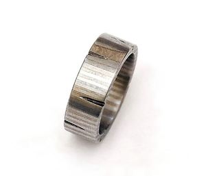 Bague en acier inoxydable damas personnalisée faite à la main avec incrustation en laiton hommes femmes bague de fiançailles unisexe par fabricant de couteaux - Product Image 3