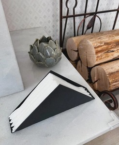 Porte-serviettes en métal noir finition minimaliste en forme de triangle pour table à manger moderne, cuisine et organisation de la maison en provenance d'Inde - Product Image 2