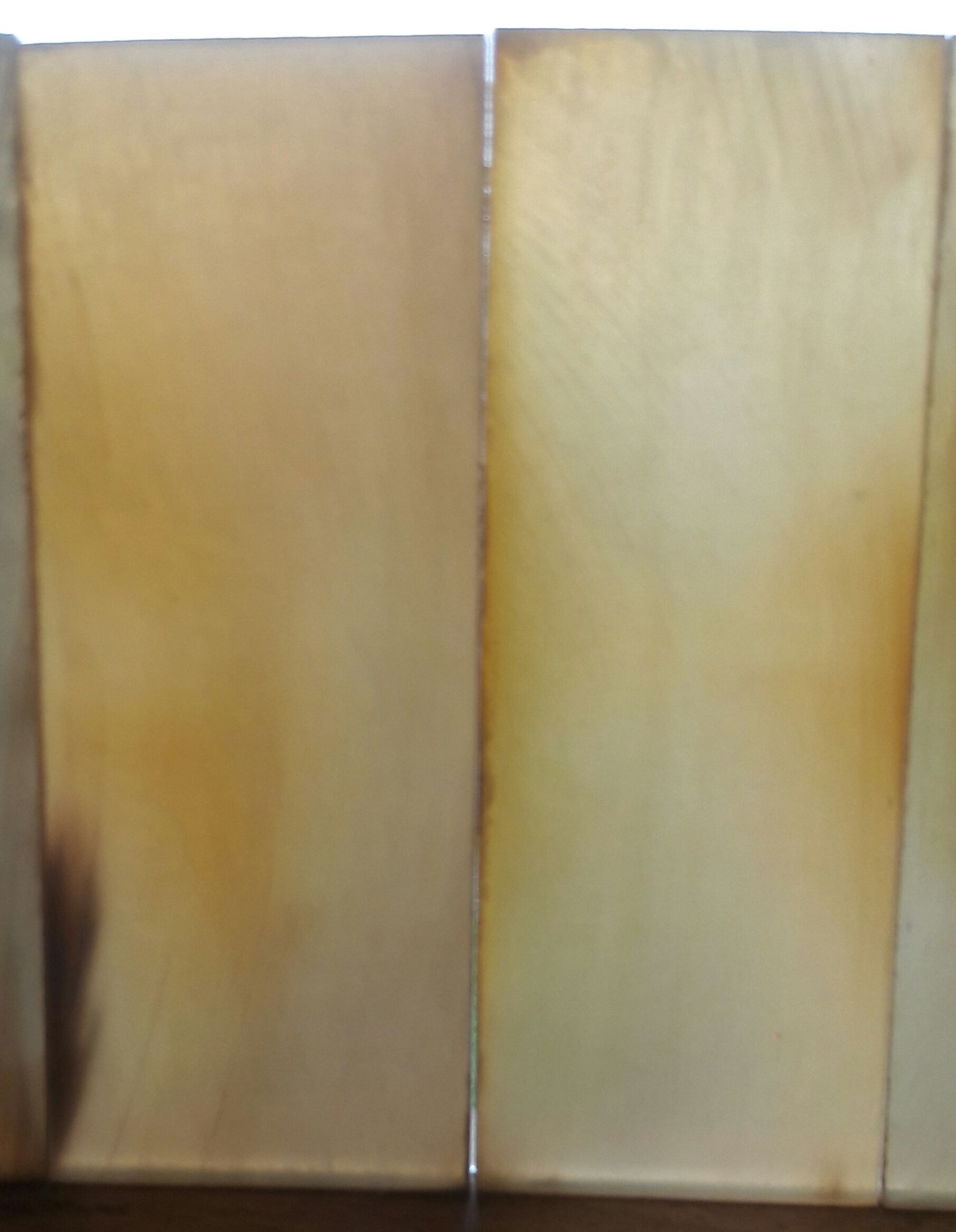 สีขาวนม