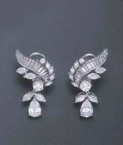 Boucles d'oreilles tendance en diamant de laboratoire courbé avec or pur 18 carats certifié IGI, pour usage quotidien, style américain - Product Image 2