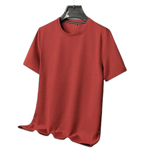 T-shirt gaufré pour homme au toucher doux et à l'aspect élégant T-shirt léger gaufré pour homme avec image de marque texturée - Product Image 3