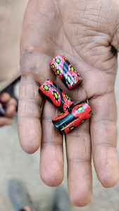 Cuentas de vidrio millefiori de color negro hechas a medida en colores surtidos para diseñadores de joyas de cuentas africanas y tienda de cuentas - Product Image 4