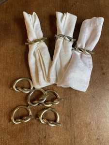 Anneaux de serviette de mariage en forme de fleur de luxe avec logo personnalisé, couleur personnalisée, en laiton poli doré et design moderne - Product Image 4