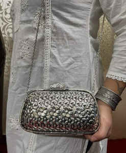 Bolso de mano de hierro de noche para mujer, bolsos de accesorios de moda para mujer de calidad con bolso de mano de estilo elegante de Indian - Product Image 3