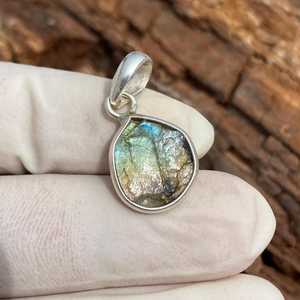 Colgante de labradorita en bruto, plata de ley 925, hecho a mano, piedra preciosa única, joyería de moda, regalo para mujeres y hombres - Product Image 3