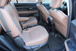 Toyota Grand Highlander Platinum 4dr SUV AWD 2024 Usado en Excelentes Condiciones - Product Image 3