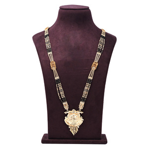 Mangalsutra traditionnel en or, pendentif plaqué or Mangalsutra bijoux, perles noires Mangalsutra, bijoux en or rempli Oro Joyeria. - Product Image 1