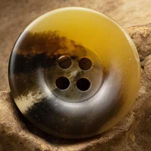 Boutons en corne de buffle de haute qualité de la marque HF Industries, adaptés aux costumes, protection de l'environnement naturelle, jaune, faits à la main sur mesure - Product Image 1