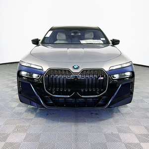 Sedán ejecutivo de lujo de 4 puertas 2024 que combina innovación. Equipado con un potente motor de gasolina y transmisión automática. - Product Image 1