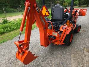 รถแทรกเตอร์ Kubota BX25D 25 แรงม้า พร้อมเครื่องตัดหญ้า Kubota และอุปกรณ์ตักดินด้านหน้าและหลัง ราคาถูก - Product Image 3