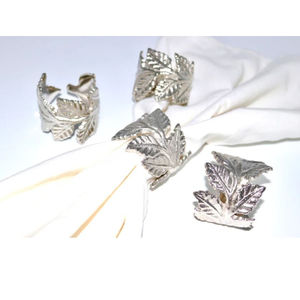 ชุดที่ใส่กระดาษเช็ดปากสำหรับตกแต่ง4ชิ้นที่ใส่กระดาษทิชชู่แหวนผ้าเช็ดปากลายดอกไม้สีเงิน - Product Image 1