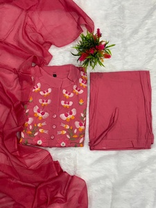 ชุดสูทผ้ามัสลินที่ได้รับการออกแบบมาอย่างงดงามพร้อมด้วยการตัดปักลวดลายดอกไม้และการผสมผสานที่หรูหราของสีส้มและสีชมพู - Product Image 3