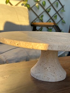 Elegante Soporte para Tartas de Piedra Travertino Natural para Servir con Estilo y Decoración Moderna, Centro de Mesa Duradero para Exhibición en el Hogar - Product Image 5