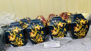 Urna Funeraria de Latón de Alta Calidad Estilo Americano con Diseños Personalizables, Capacidad de 220 Pulgadas Cúbicas, Acabado Negro Dorado - Product Image 5