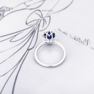 Bague en or blanc massif 14 carats avec réglage unique de griffe 7*9mm, saphir bleu de laboratoire de coupe ovale avec option de changement de ton/pureté en métal - Product Image 6
