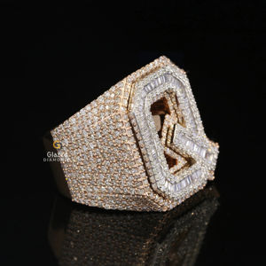 Luxe Hip Hop VVS D Moissanite Baguette Cut 4tcw Channel Set Diamond Studded 14kt Rose Gold Custom Q Letter Ring pour les fournisseurs - Product Image 2