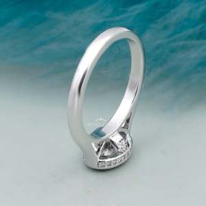 Hermoso Anillo de Compromiso con Diamante Ovalado Certificado por IGI, con Engaste Oeste-Oriental y Halo Oculto - Product Image 5