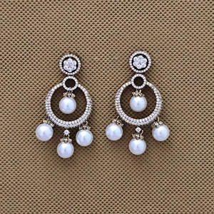 Pendientes colgantes de moda clásica al por mayor Zirconia cúbica con 2 tonos chapado en rodio pendiente clásico superventas para Mehndi - Product Image 2