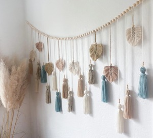 Suspension murale en macramé en forme de feuille de couleur pastel avec des détails en perles de bois pour une décoration intérieure élégante et une présentation de pièce élégante - Product Image 2