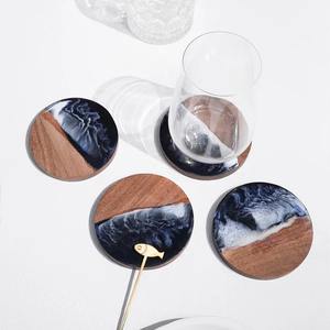 Ensemble de dessous-de-verre en résine époxy faite à la main en forme de croissant d'or, décoration de table personnalisée de luxe pour les célébrations du Ramadan et de l'Aïd - Product Image 3