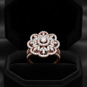 แหวนเพชรทองคำขาว 14K รุ่นวินเทจ ดีไซน์ดอกไม้ ประดับเพชรแบบกรงเล็บ ชุบโรเดียม เหมาะสำหรับงานแต่งงาน งานหมั้น หรืองานเลี้ยง - Product Image 1