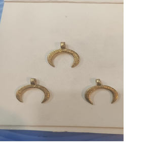 Dijes de latón hechos a medida disponibles en patrones de relieve de hojas para diseños de joyería también para fines de reventa. - Product Image 4