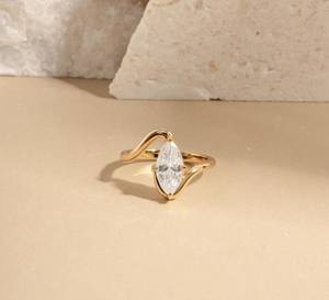 Anillo de Compromiso Minimalista Cristiano con Circonita Cúbica AAAAA de 6x12 mm, Engaste de Puntas, Chapado en Oro sobre Plata de Ley 925 - Product Image 1