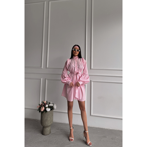 ชุดราตรีผ้าป๊อปลินทรงบานติดกระดุมด้านหน้าพร้อมดีเทลเข็มขัดผูกสีชมพู - Product Image 2