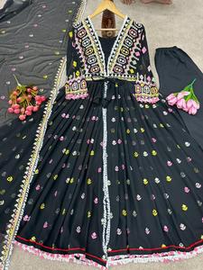 刺<span class=keywords><strong>Embroidery</strong></span>とシーケンスワークを備えたインドのヘビーピュアジョーゼットと刺<span class=keywords><strong>Embroidery</strong></span>ワークデュパッタを備えたダイヤモンドストーンワークのロングガウン - Product Image 2