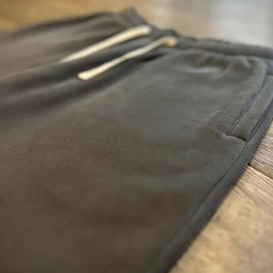 En gris con contraste de color negro Moda Streetwear Pantalones de chándal holgados, pantalones de mezcla de algodón de ajuste relajado - Product Image 6