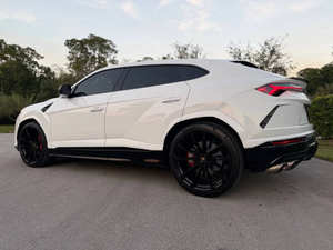 Lamborghini Urus 2022 d'occasion en excellent état - Product Image 4