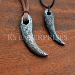 Viking âge style damas acier ours dent de loup pendentif porte-clés forgé à la main Viking bijoux médiévaux - Product Image 2