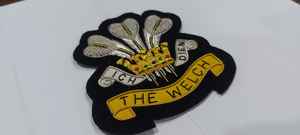 Etiquetas elegantes de lujo tejidas a mano para prendas de poliéster Parches bordados de lujo e insignias con alambre de lingotes Hecho EN EL Reino Unido - Product Image 2