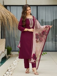 NOUVELLE COLLECTION EXCLUSIVE : SALWAR KAMEEZ MODERNE EN TISSU VISCOSE LÉGER ET RICHE, ORNÉ DE BRODERIES À PAILLETTES, PARFAIT POUR LES FÊTES - Product Image 4