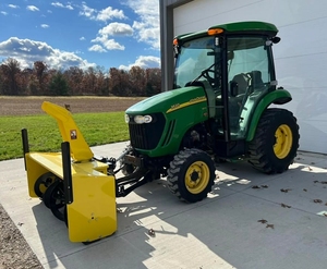 Tractor Subcompacto John Deere 1025R, 24.2 HP, Diésel - Product Image 1