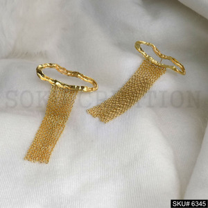 Elegantes pendientes clásicos para mujer, cadena de manojo con forma martillada chapada en oro, tachuelas grandes, ajuste de bisel hecho a mano, principalmente joyería de latón - Product Image 2