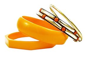 Ensemble de bracelets en résine et en laiton orange fabriqués à la main Bijoux de mode audacieux et élégants en matériaux mixtes pour femmes Boho et vêtements contemporains - Product Image 2