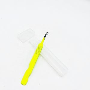 Pinzas de extensión de pestañas de 45 grados, polvo amarillo recubierto con logotipo personalizado, agarre cómodo, punto negro sostenible de acero inoxidable - Product Image 4