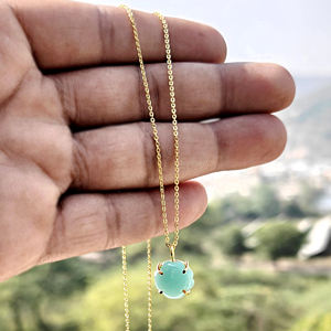 Collar minimalista para mujer con colgante de amazonita natural en forma de trébol, chapado en oro de 18k, con gemas engastadas y cadena de cable. - Product Image 5