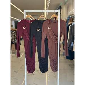 Robe moulante confortable à silhouette fourreau 2913, avec détails accessoires et taille naturelle froncée - Product Image 1