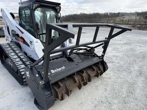 รถตักล้อยางมือสอง Bobcat T770 ปี 2023 เครื่องยนต์ Kubota รับน้ำหนักได้ 200 ตัน พร้อมมอเตอร์ PLC เกียร์ ปั๊ม และอุปกรณ์ตัดหญ้าสำหรับงานป่าไม้ - Product Image 1