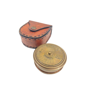 Embrassez la tradition avec notre boussole nautique vintage en laiton plaqué or, ornement rond personnalisé antique pour offrir en cadeau - Product Image 1